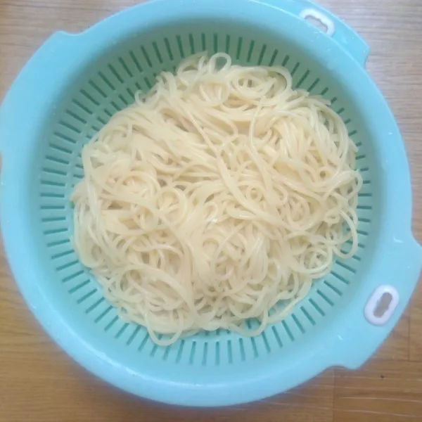 Rebus spaghetti hingga matang, tingkat kematangan disesuaikan selera masing-masing.