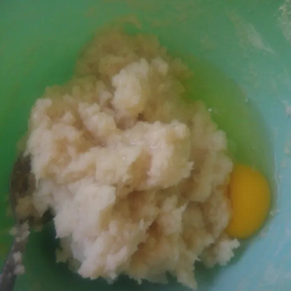 Setelah adonan dingin, tambahkan 1 butir telur. Aduk hingga rata.