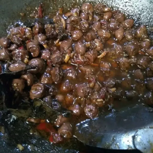 Beri air, kecap, saus tiram lalu masak hingga air menyusut. Tambahkan gula dan garam. Tes rasa. Biarkan hingga air habis.