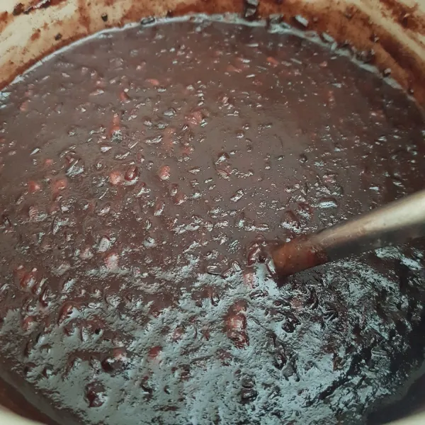 Masak hingga ketan hitam menjadi bubur dan meletup-letup. Koreksi rasa, bila kurang manis boleh tambahkan gula.