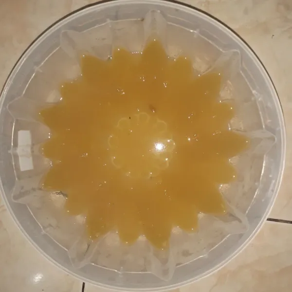 Tuangkan air puding mangga ke dalam cetakan dan diamkan. Jika sudah mengeras masukkan ke dalam kulkas.