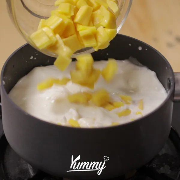 Tambahkan kuning telur dan nangka yang telah diiris setelah itu rebus hingga matang dan mengental.