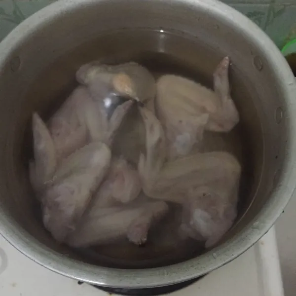 Cuci bersih ayam lalu tambahkan air untuk merebus.