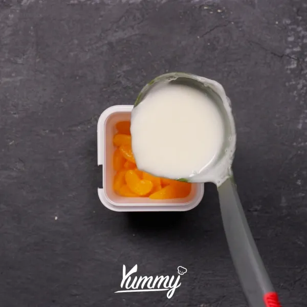 Siapkan box yogurt lalu tambahkan jeruk kaleng pada bagian dasarnya. Setelah itu tuangkan puding yogurt ke dalam box dan biarkan hingga padat di dalam kulkas. Setelah padat sajikan dengan kondisi dingin.