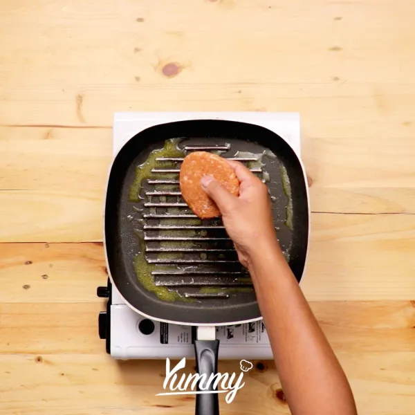 Siapkan grill pan lalu oles dengan mentega, biarkan panas. Setelah panas letakkan patty di atas grill pan panas hingga matang. Sambil lalu di bolak-balik agar matang merata. Setelah matang angkat dan sisihkan.