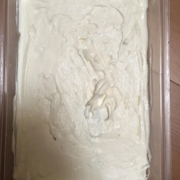 Kemudian diatas biskuit diberi lapisan whipped cream yang telah dibuat tadi, lalu masukkan ke dalam kulkas hingga set.