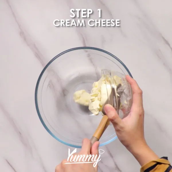 Campurkan cream cheese, susu cair, dan gula halus dengan menggunakan mixer. Lakukan hingga membentuk konsistensi cream yang lembut.