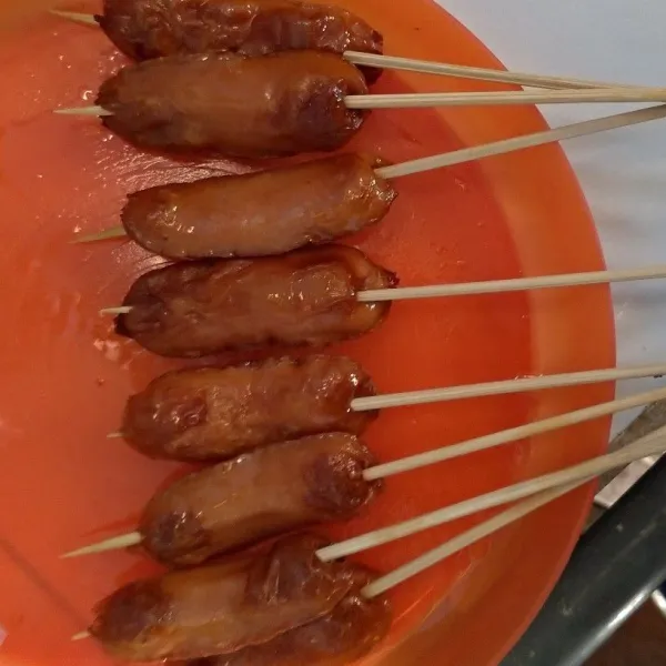 Tusuk sosis yang sudah dimasak.