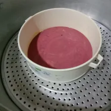 Lalu kukus secara bertahap warna merah 10 menit warna putih 10 menit dan warna hijau 15 menit .
