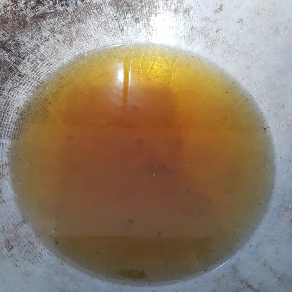 Panaskan minyak agak banyak agar saat menggoreng jamur tenggelam.