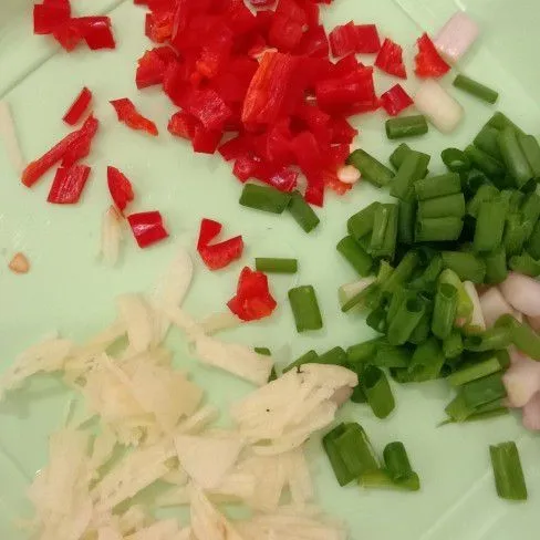 Siapkan bahan, cuci ayam, dan bumbu, cincang kasar bawang putih. Potong sesuai selera daun bawang dan cabe merah kemudian sisihkan.