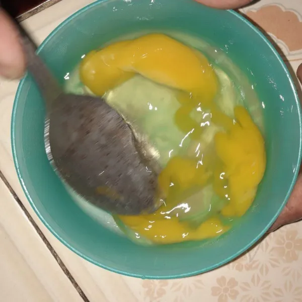 Kocok telur.