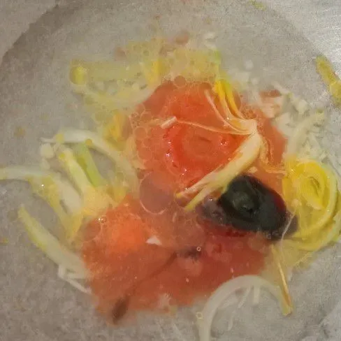 Tambahkan air, masukkan saos sambal, saos tiram, kecap, gula, garam, kaldu bubuk, lada bubuk, oregano aduk hingga rata.