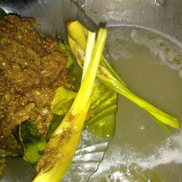 Rebus air kembali rebusan ceker, saring busanya, kemudian masukkan bumbu yang sudah ditumis. Aduk rata kemudian tutup, masak kuah soto selama kurang lebih 15 menit.