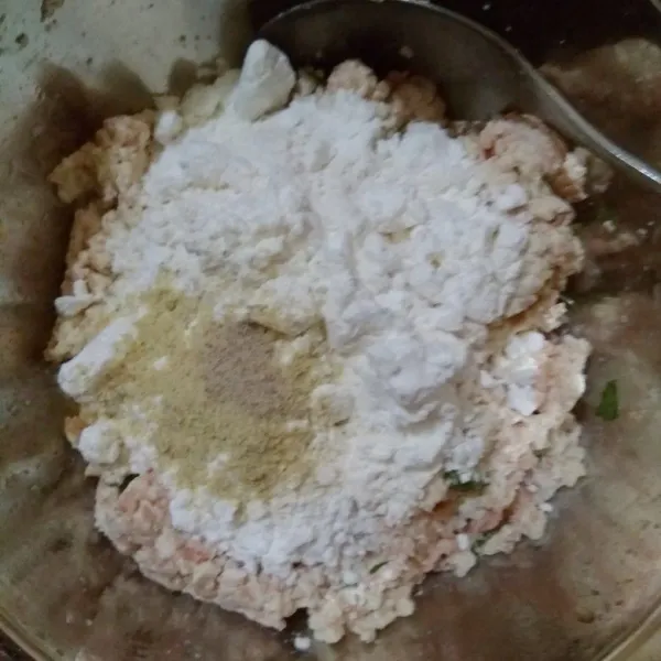 Masukkan tepung terigu, maizena, garam, kaldu bubuk, dan merica bubuk ke dalam mangkok.