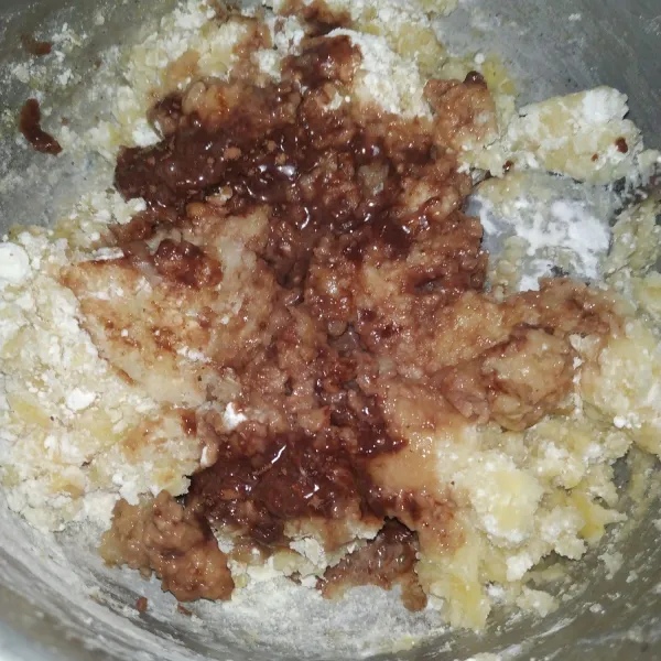 Kemudian masukkan tepung terigu, bubuk coklat, dan vanili kemudian aduk hingga rata.