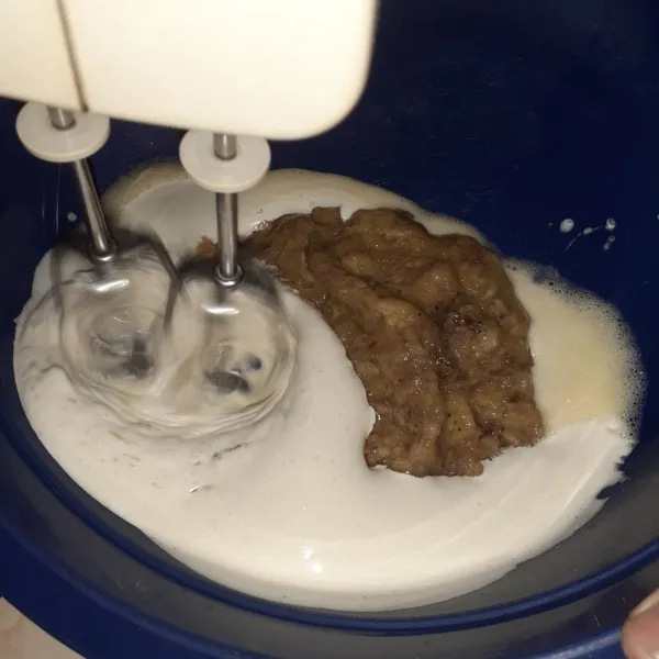 Masukkan pisang yang sudah dilumatkan, lalu aduk.
