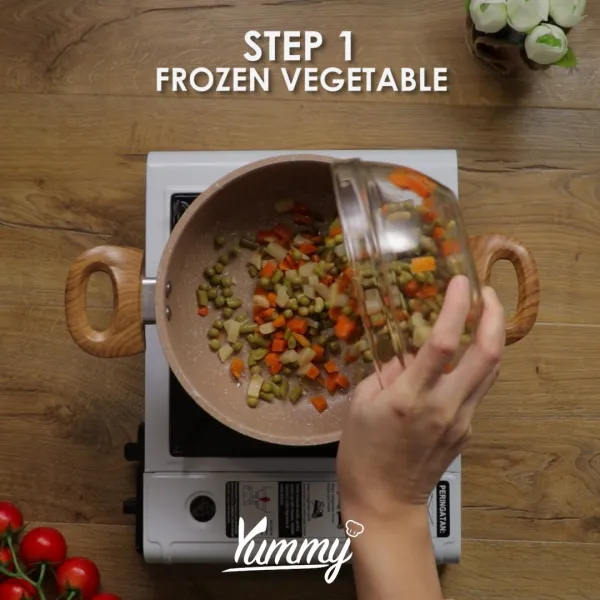 Masukkan udang dan frozen vegetable ke dalam panci.
