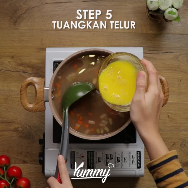 Kocok lepas telur, kemudian tuangkan ke dalam panci sambil diaduk. Egg Drop Soup siap disajikan dengan bahan pelengkap sesuai selera.