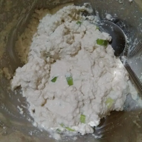 Aduk hingga menjadi adonan yang kental dan tercampur rata.