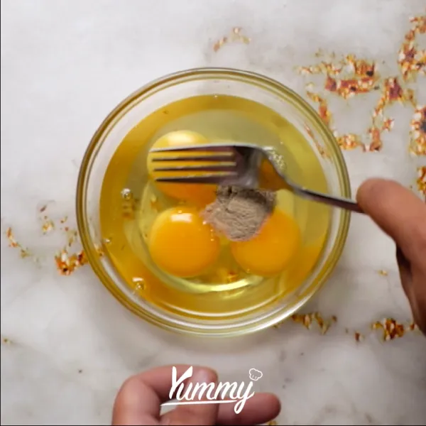 Kocok 3 butir telur dengan garam, penyedap dan merica.
