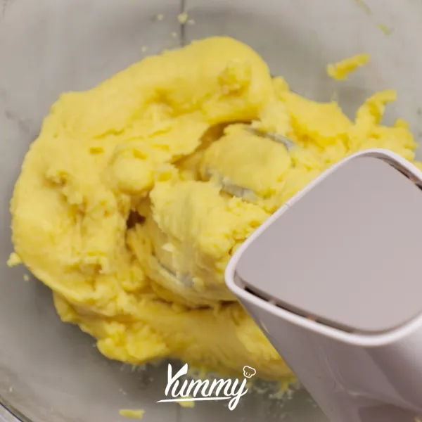 Pindahkan adonan ke dalam mangkuk baru lalu biarkan dingin setelah dingin tambahkan telur kocok dengan mixer hingga rata. Setelah itu masukkan ke dalam piping bag.
