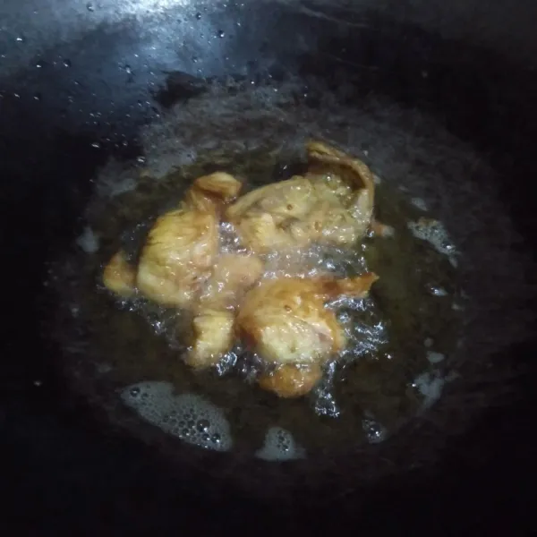 Goreng ayam hingga kering.