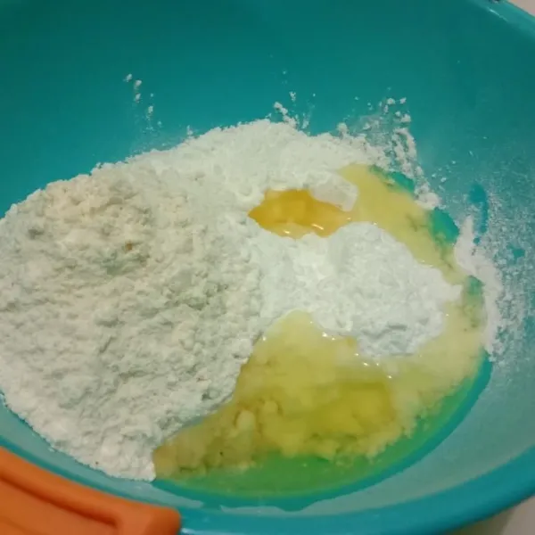 Masukkan tepung terigu, minyak goreng, tepung maizena, dan gula halus dalam wadah.