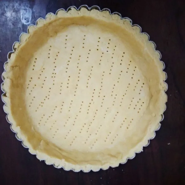 Tata adonan crust ke dalam loyang pie yang sudah diolesi margarin tipis-tipis. Tusuk-tusuk bagian dasarnya menggunakan garpu, panggang selama 35 menit suhu 160°.