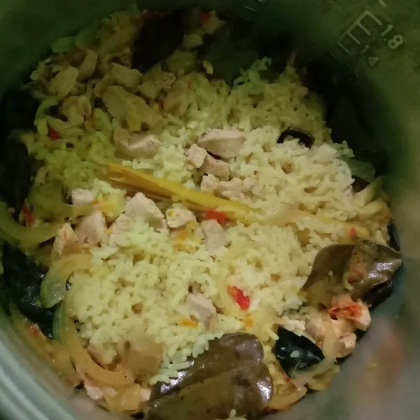 Masak di rice cooker hingga matang. Sajikan dengan bawang goreng.