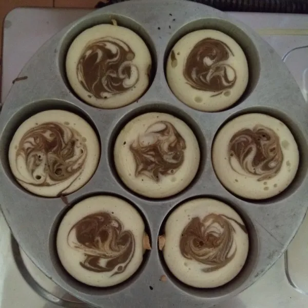 Tunggu selama 5-7 menit hingga bolu matang.