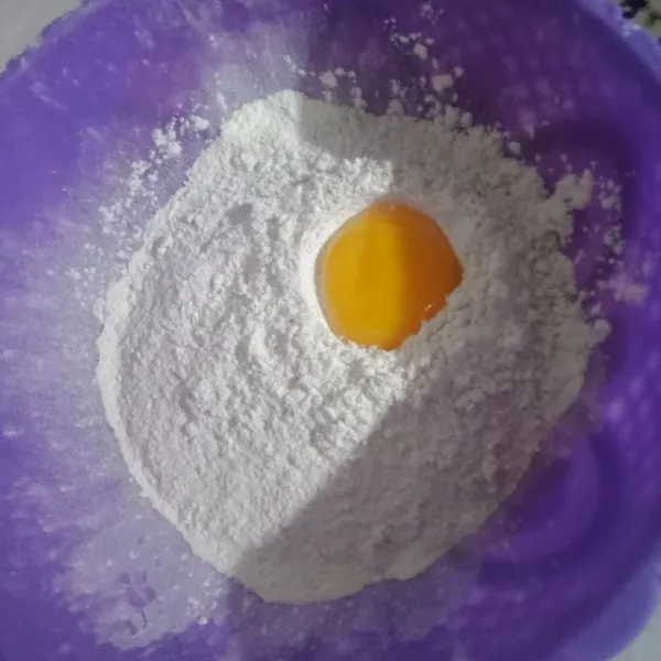 Campurkan tepung dan kuning telur hingga rata.