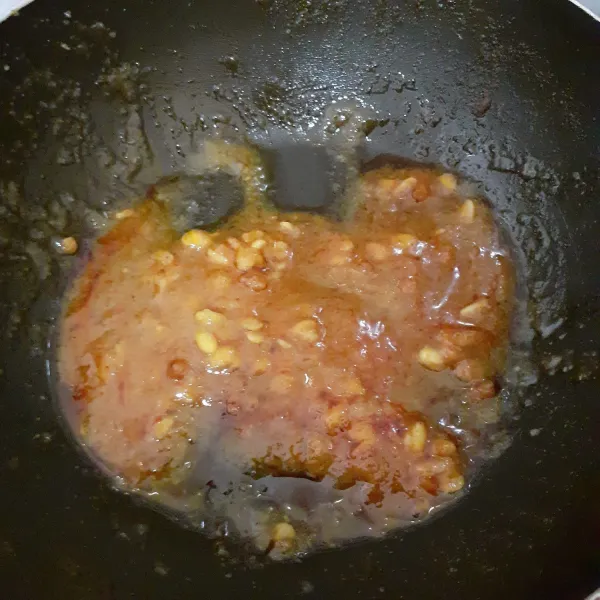 Tumis bumbu halus dengan minyak goreng secukupnya.