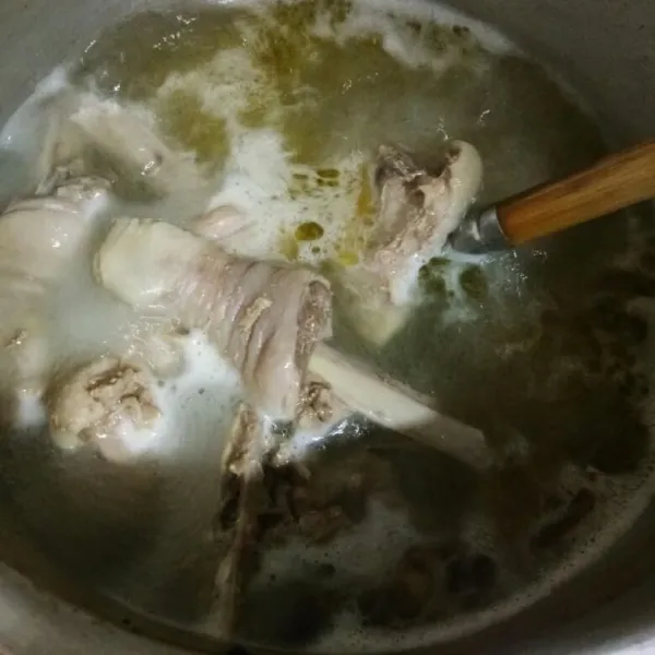 Cuci bersih ayam, lalu rebus hingga mendidih, buang buih-buih kotoran yang mengapung. Masak terus hingga ayam setengah empuk, sisihkan.