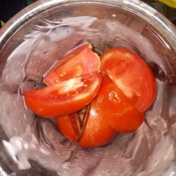 Masukkan potongan tomat ke dalam blender.