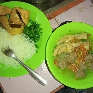 Sajikan dengan bihun jagung daun seledri dan bawang goreng.