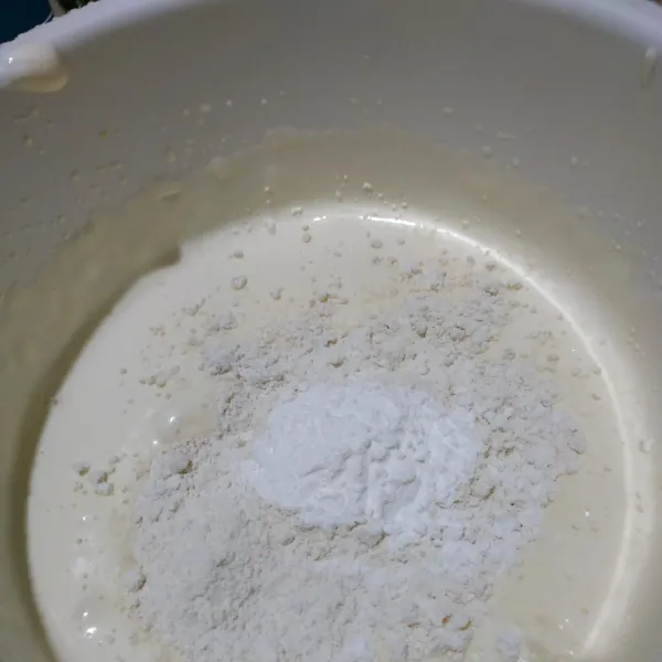 Tambahkan tepung mokaf / tepung singkong dan tepung maizena. Aduk balik dengan spatula.