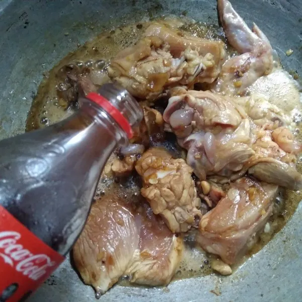 Masukkan daging ayam, aduk-aduk hingga daging berubah warna kemudian tambahkan garam, kecap manis dan air coca cola.