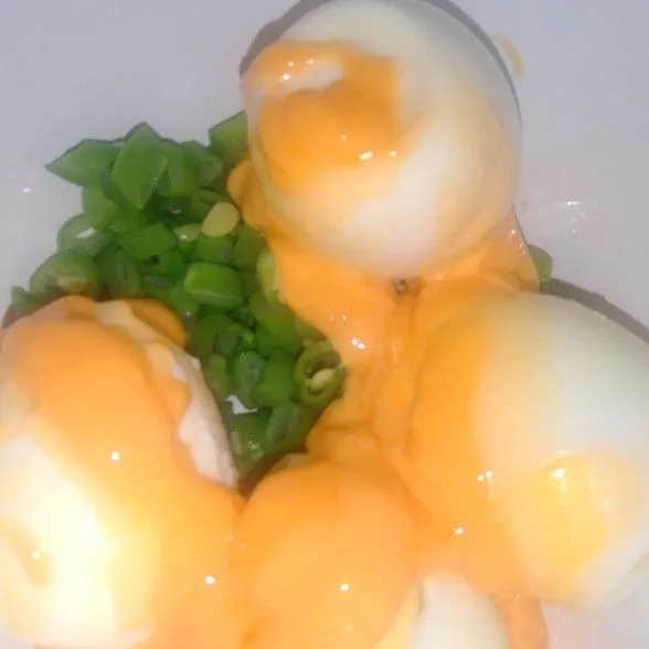 Siapkan wadah masukan buncis yang sudah di potong-potong, masukan telur rebus dan mayo cheese.