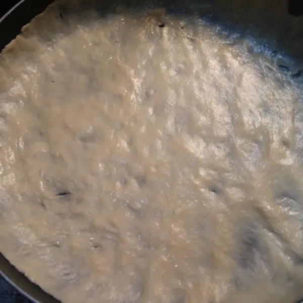 Siapkan teflon, ambil adonan yang telah direndam tadi, penyet-penyet dengan tangan sambil diratakan pada seluruh permukaan teflon. Setelah selesai, nyalakan api sedang.