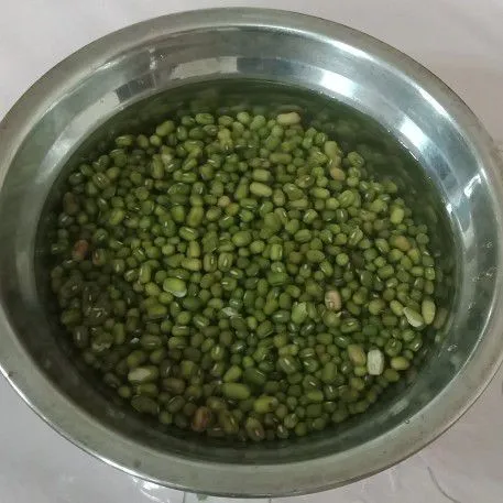 Kacang hijau dicuci bersih dan direndam 3 jam.