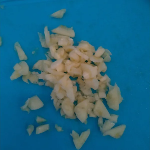 Cincang kasar bawang putih.
