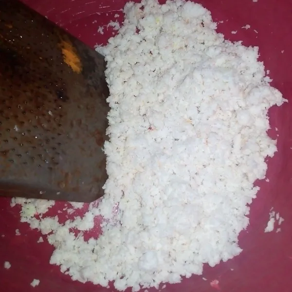 Parut kelapa lalu ambil 1 gelas santan cair dan 1 gelas santan encer, sisihkan.