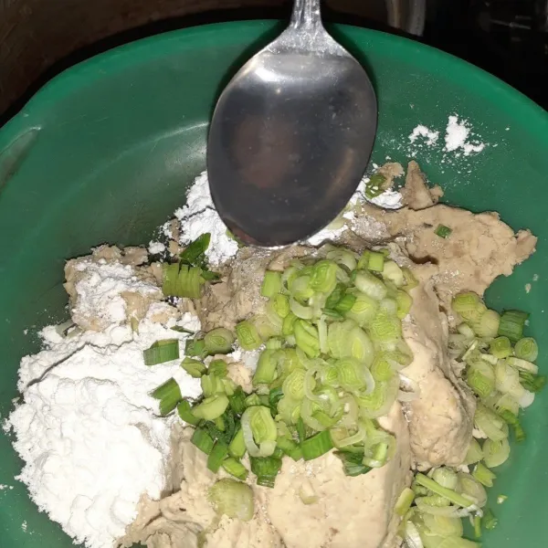 Tambahkan air kaldu ayam. lalu uleni (aduk) hingga tercampur merata.