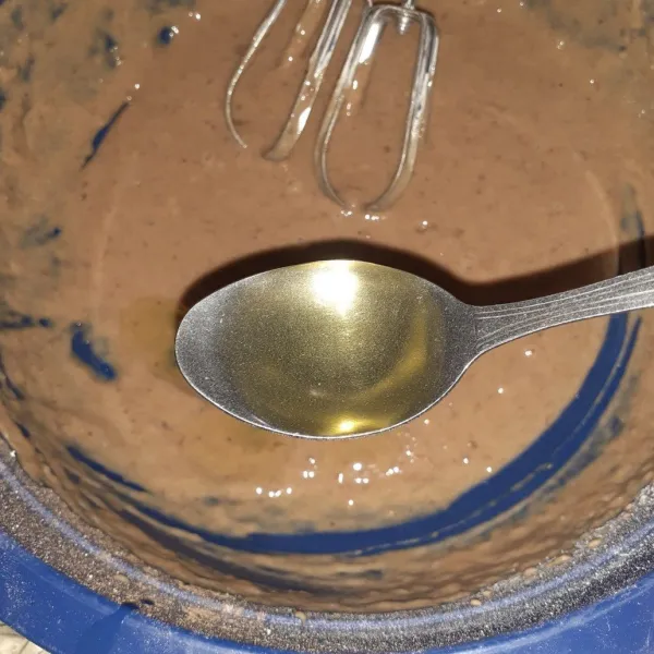 Tambahkan minyak, aduk dengan spatula.