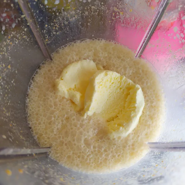 Setelah semua bahan diblender hingga rata, tambahkan 2 sendok makan es krim vanila, dan blender kembali sampai tercampur semua.