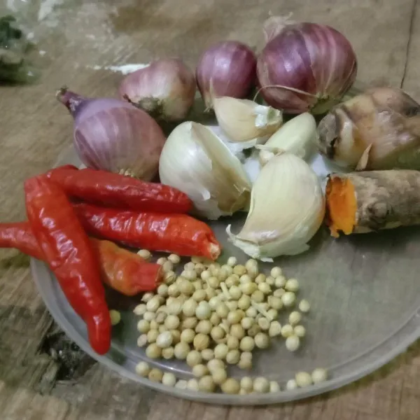 Siapkan bawang merah, bawang putih lengkuas kunyit ketumbar dan cabe lalu haluskan.
