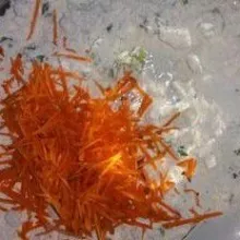 Selanjutnya masukkan potongan wortel, aduk kembali.