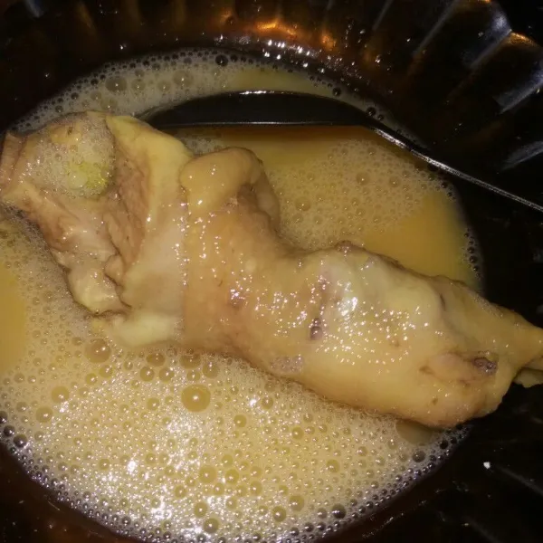 Selanjutnya kocok lepas telur, gulingkan potongan ayam ke dalam kocokan telur.