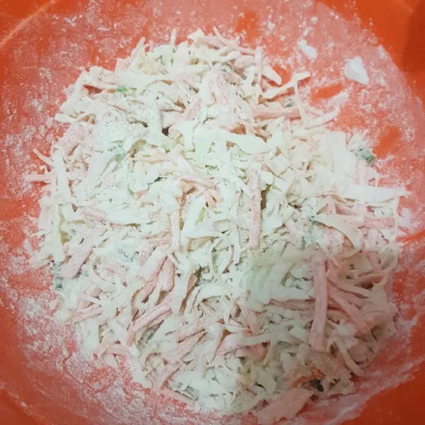 Campurkan bumbu halus, sayur yang sudah dipotong, tepung bumbu bakwan, tepung terigu, garam, dan lada. Aduk Rata.